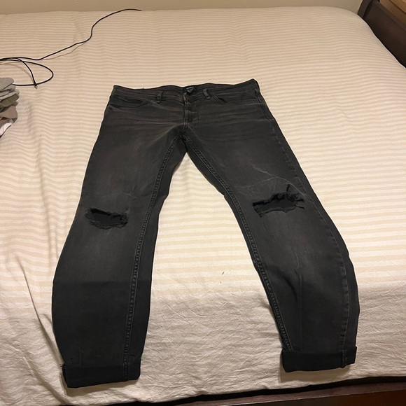 Forever 21 Other - Forever 21 Men’s Black Ripped Knee Slim Jeans